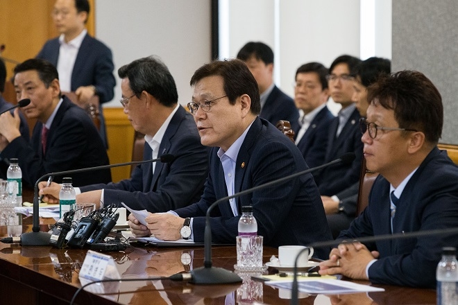 18일 서울 중구 은행회관에서 최종구 금융위원장이 착오송금 구제를 위한 현장간담회에서 모두발언하고 있다. / 사진 = 금융위원회