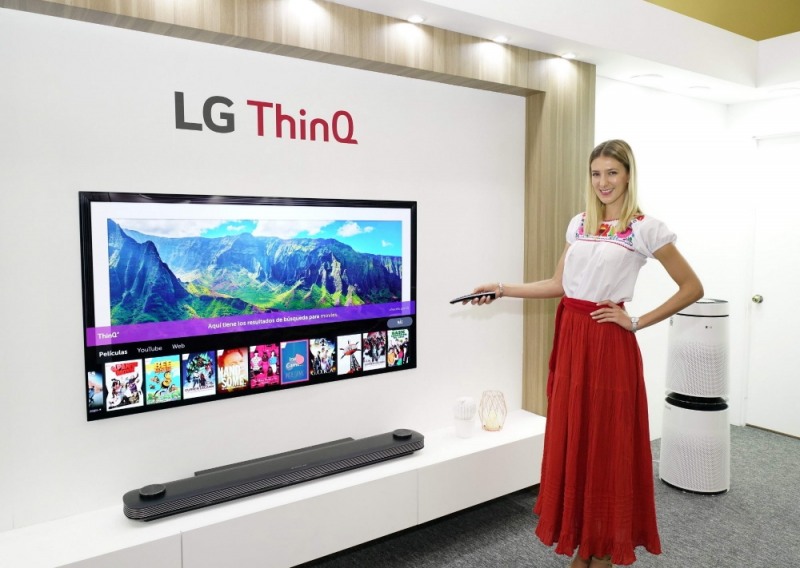△LG전자가 17일부터 20일까지 멕시코 칸쿤에서 ‘LG 이노페스트’를 열고 혁신 제품을 대거 선보였다. 모델이 ‘LG 올레드 TV AI 씽큐’를 소개하고 있다 / 사진=LG전자