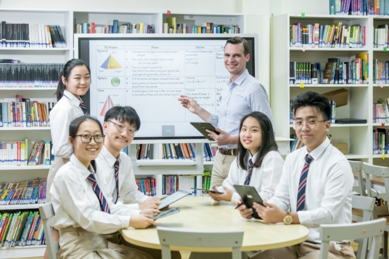 △삼성전자가 싱가포르 한국국제학교에 디지털 플립차트 ‘삼성 플립’을 공급하며 스마트 스쿨 사업에 앞장섰다