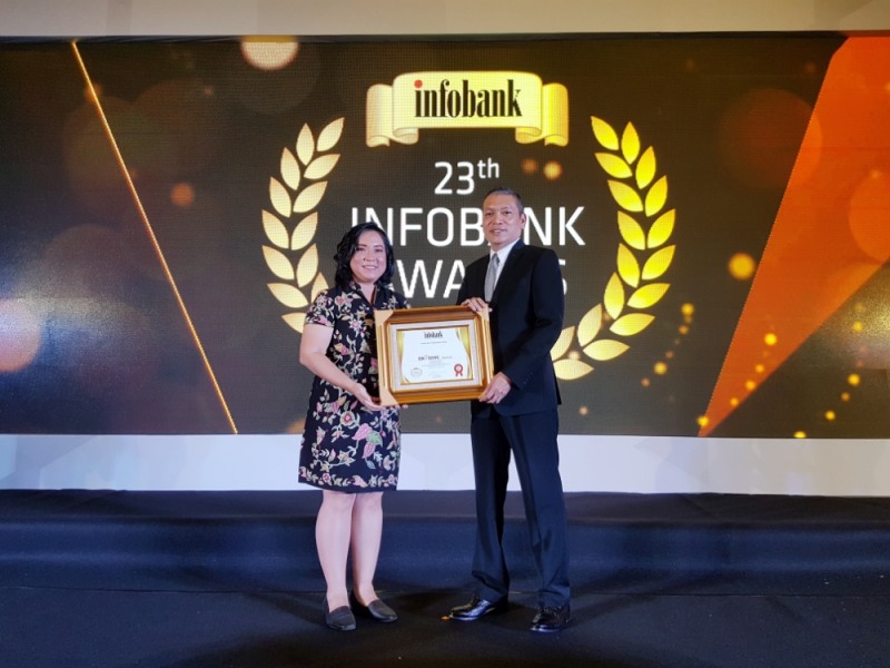 △Deasy OK뱅크 인도네시아 재무부장(왼쪽)과 Eko Budi Supriyanto 인포뱅크 편집장이 시상식 후 기념촬영을 하고 있다./사진=아프로서비스그룹