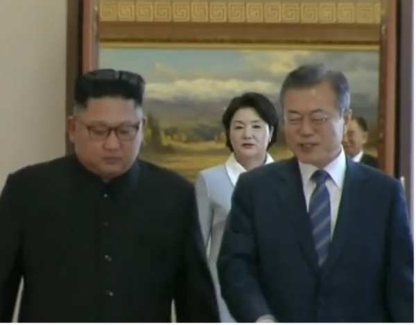 문재인 대통령(사진 오른쪽)과 김정은 북한 국무위원장(사진 왼쪽)이 19일 회담을 위해 입장하고 있다. /사진=YTN캡쳐.