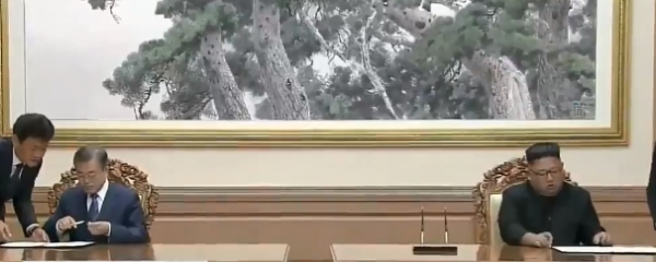 9월 평양공동선언에 서명하고 있는 문재인 대통령(사진 왼쪽)과 김정은 북한 국무위원장(사진 오른쪽). /사진=YTN캡쳐.