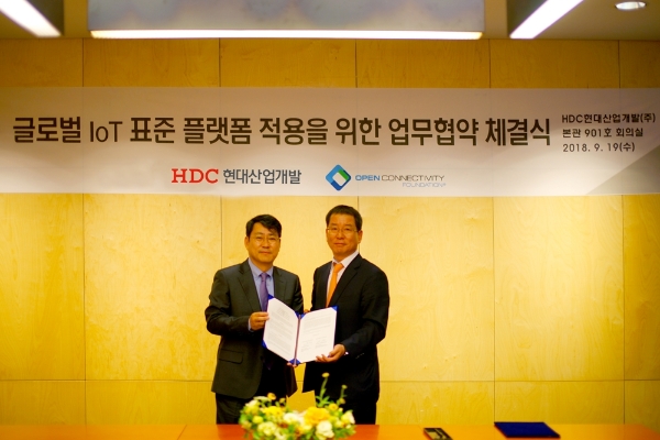 HDC현대산업개발은 19일 용산 본사에서 OCF 글로벌 임원진과 공동주택 IoT 표준화를 위한 기술협력 및 공동마케팅을 위한 양해각서를 체결했다. /사진=HDC현대산업개발.