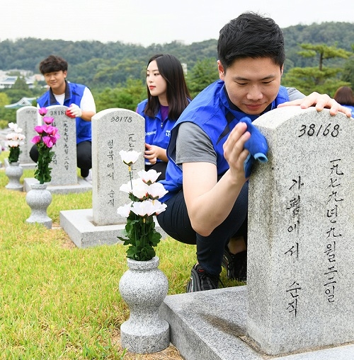 효성 임직원들이 19일 오후 서울 동작구 국립서울현충원을 찾아 묘역 정화활동을 실시했다. 출처 : 효성그룹.