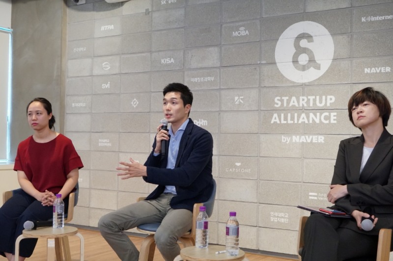 △(왼쪽부터) 이효진 8퍼센트 대표, 김성준 렌딧 대표,  패널 토론 사회를 맡은 제현주 옐로우독 대표가 패널토론을 진행하고 있다./사진=렌딧