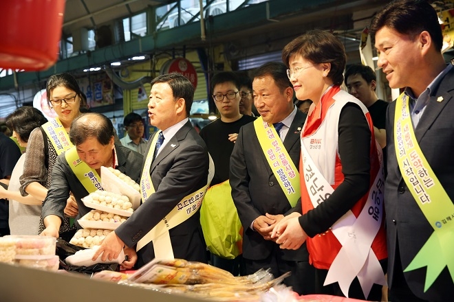 BNK경남은행은 20일 추석 민생 지원의 하나로 ‘전통시장 활성화 캠페인’을 가졌다. / 사진 = BNK경남은행