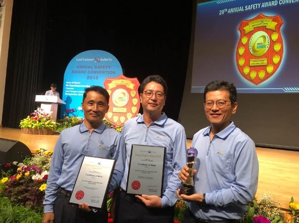 지난 6일 싱가포르 육상교통청(LTA, Land Transport Authority)이 주관하는 2018년 안전경진대회(ASAC, Annual Safety Award Convention)에서 GS건설 싱가포르 톰슨 이스트 코스트 라인(Thomson East-Cost Line) T203현장이 우수 안전 보건 관리 사업장, 우수 환경 관리 사업장, 카테고리 1 무재해 달성 현장 부문을 수상했다. /사진=GS건설.