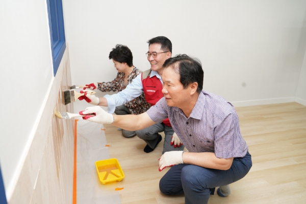 롯데건설은 19일 서울 동대문구 이문동 및 전농동, 휘경동 일대에서 시설개선 봉사활동을 펼쳤다. /사진=롯데건설.