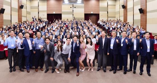 LG화학 신입사원 6명이 박진수 부회장(왼쪽 다섯째) 등 임원들과 '밀레니얼 세대와의 행복한 동행'을 주제로 한 행사를 가졌다. 사진=LG화학.
