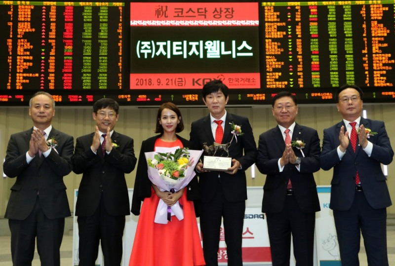 한국거래소 코스닥시장본부는 21일 오전 서울사옥 홍보관에서 미용의료기기 제조업체인 지티지웰니스의 코스닥시장 신규상장기념식을 개최했다. (왼쪽부터) 최규준 한국IR협의회 부회장, 정운수 한국거래소 코스닥시장본부장, 조여정 지티지웰니스 홍보대사, 김태현 지티지웰니스 대표이사, 나재철 대신증권 대표이사, 송윤진 코스닥협회 부회장. 사진=한국거래소