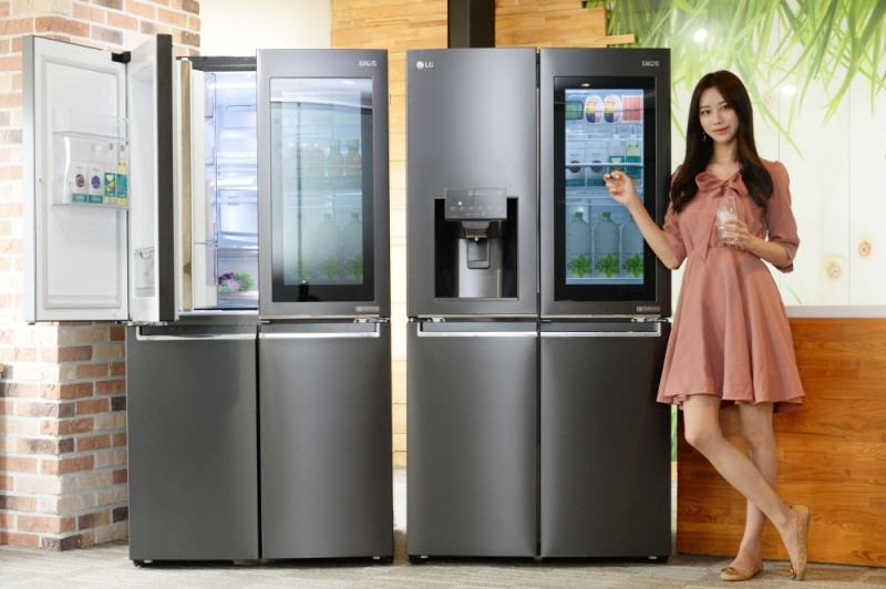 △LG전자 모델이 노크온 매직스페이스를 적용한 870리터 더블매직스페이스냉장고와 824리터 얼음정수기냉장고를 소개하고 있다