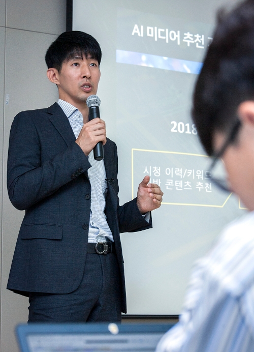 △이종민 SK텔레콤 미디어기술원장이 영화나 드라마 등 미디어 콘텐츠 속 장면을 검색하는 ‘씬 디스커버리’ 기술을 시연하고 있다
