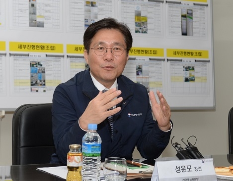 성윤모 산업통상자원부 장관이 27일 충남 천안에 소재한 자동차 부품업체인 (주)우리산업 천안 생산공장을 방문해 현장 의견을 청취하고 있다.