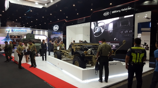 28일 기아자동차가 필리핀 마닐라 월드 트레이드 센터에서 열리고 있는 글로벌 방산전시회 ‘ADAS(Asian Defense & Security) 2018’ 기아자동차 부스에서 관람객들이 소형전술차량 베어 샤시(사진 오른쪽)와 기갑수색차(사진 왼쪽)를 관람하고 있는 모습. 사진=기아자동차.