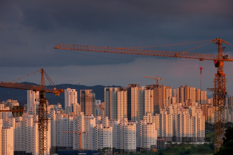 서울 아파트 중위가격, 사상 첫 8억원 돌파...지방과 최대 6억7천만원 차이나