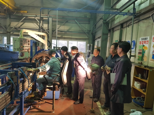 포스코건설 임직원들이 협력사를 방문해 기술지원 컨설팅 활동을 하고 있다. /사진=포스코건설.