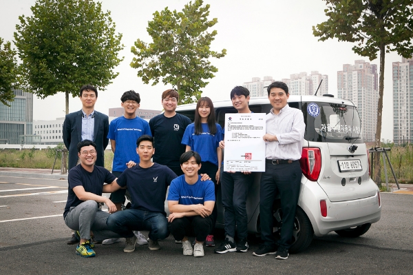 △SK텔레콤과 연세대 김시호 교수 연구팀이 경차로 자율주행차 임시운행 허가를 취득한 이후 기념촬영을 하고 있다