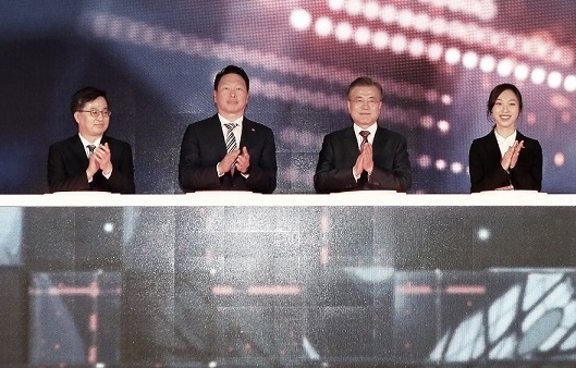 문재인(왼쪽 세번째) 대통령과 최태원(왼쪽 두번째) SK회장이 4일 충북 청주에서 열린 SK하이닉스 M15 준공식에 참석했다.