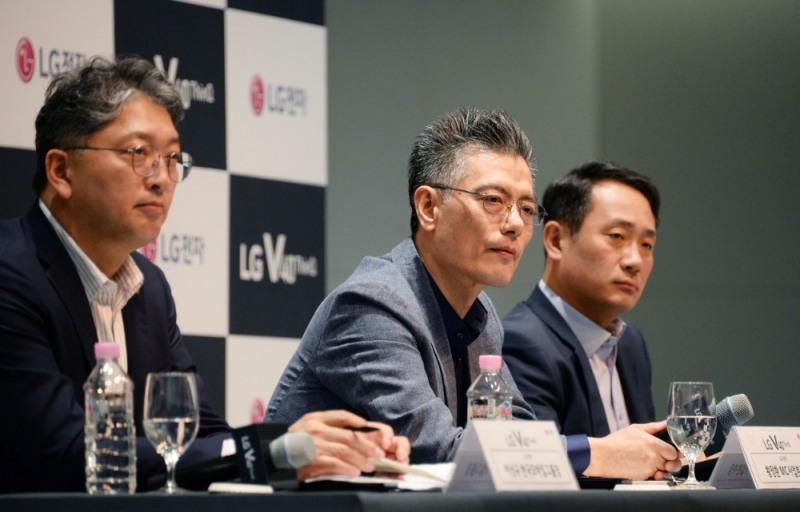 △(왼쪽부터) 이상규 LG전자 한국모바일그룹장(부사장), 황정환 MC사업본부장(부사장), 하정욱 단말사업부장(전무)