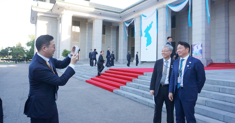 △평양 남북정상회담 특별수행원으로 방북한 구광모 LG 회장이 평양 대극장 앞에서 최태원 SK 회장과 김현철 경제보좌관 기념촬영을 해주고 있다 / 사진=청와대