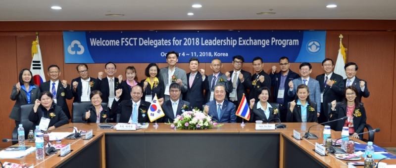 △5일 삼성동 새마을금고중앙회관에서 ‘금융협동조합 지도자 교환연수’에 참가한 쑤윗 막두엉 FSCT 부회장(앞줄 왼쪽에서 네번째) 등 연수단이 박차훈 새마을금고중앙회장(앞줄 왼쪽에서 다섯번째), 관계자들과 함께 기념촬영을 하고 있다./사진=새마을금고중앙회