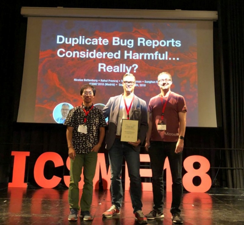 △’ICSME 2018’에서 ‘가장 영향력 있는 논문상’을 수상한 클로바 AI 김성훈 리더(가장 왼쪽)