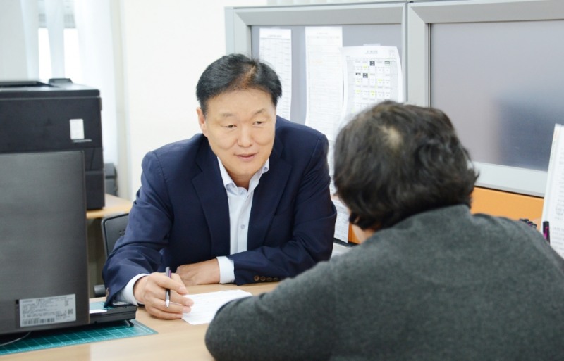 △이계문 서민금융진흥원 원장 겸 신용회복위원회 위원장이 5일 관악 서민금융통합지원센터를 방문해 서민들을 만나 애로사항을 청취하고 직원들을 격려했다./사진=서민금융진흥원