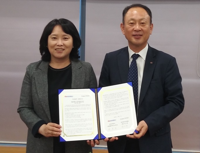 민기영(왼쪽) 한국데이터진흥원 원장과 김동섭 한국전력 사업총괄부사장이 전력데이터 거래 및 유통 활성화를 위한 업무협약을 체결하고 기념촬영을 하고 있다. 출처 :한국전력.