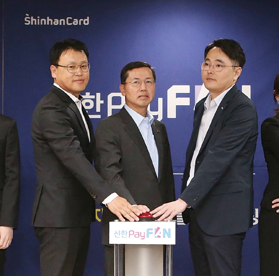 ▲ 신한카드는 을지로 본사 강당에서 창립 11주년 기념식을 갖고 미래 청사진 달성을 위한 결의를 다졌다. 임영진 사장(가운데)이 직원들과 함께 오는 11일 대고객 오픈을 앞두고 있는 New 플랫폼 ‘신한PayFAN’ 론칭 세레머니를 실시했다. 사진 = 신한카드