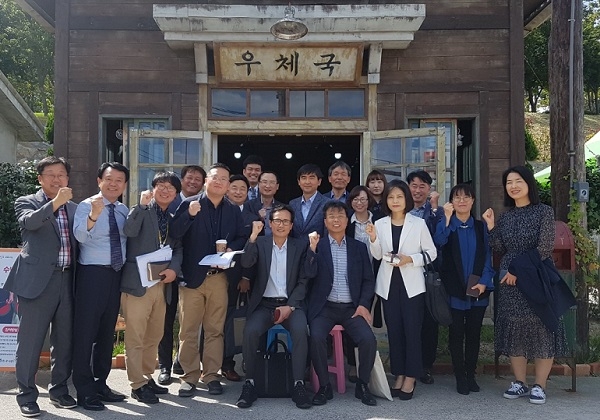 지난 4일, 우시산 사업장(고래문화마을 우체국)을 방문한 울산 지역 사회적경제 활성화 전문가들이 기념 촬영을 하고 있다. 출처 : SK이노베이션.