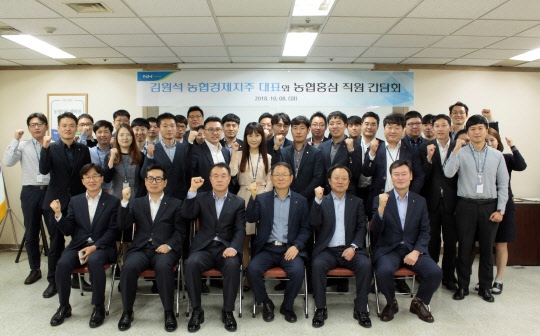 사진 앞줄 오른쪽 세 번째 김원석 대표. 네 번째 농협홍삼 허정덕 대표