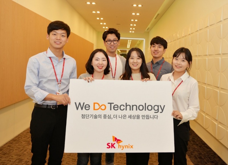 △SK하이닉스 직원들이 새 슬로건 'We Do Technology'가 새겨진 팻말을 들고 있다