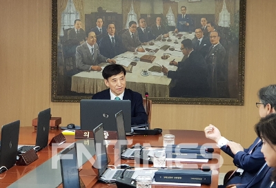 외인 연일 ‘셀코리아’…커지는 한은 금리인상 압박