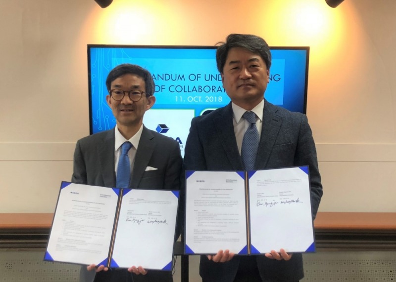 △더글라스 박 실리콘밸리 재미교포블록체인협회 대표(왼쪽)와 김형주 한국블록체인산업진흥협회 이사장