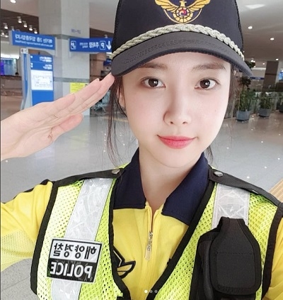 걸스데이 유라가 개인 인스타그램을 통해 해양경찰 제복을 입은 사진을 공개했다. 출처: 유라 인스타그램.