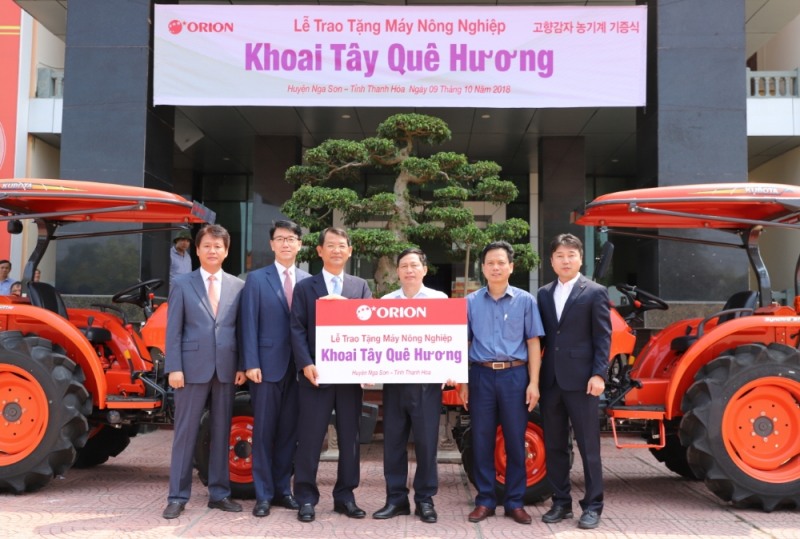 (왼쪽부터) 베트남 타잉화성 응아선현 농기계 기증식에 참석한 박동석 오리온 베트남 법인 공장장, 최범림 오리온재단 이사, 강원기 오리온 베트남 법인 대표이사, 응옥 뀌엣 응아선현 현장, 띤 반 휴엔 응아선현 농업담당 부현장, 정문교 오리온 베트남 법인 부장. /사진제공=오리온