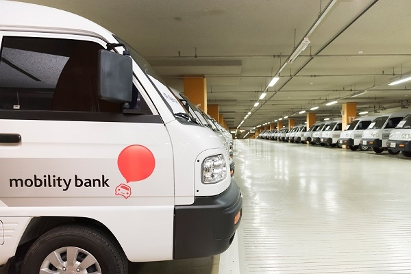 11일 인천 송도컨벤시아에서 개최된 ‘모빌리티 뱅크’ 발대식에 차량이 주차된 모습이다. 출처 : SK네트웍스.