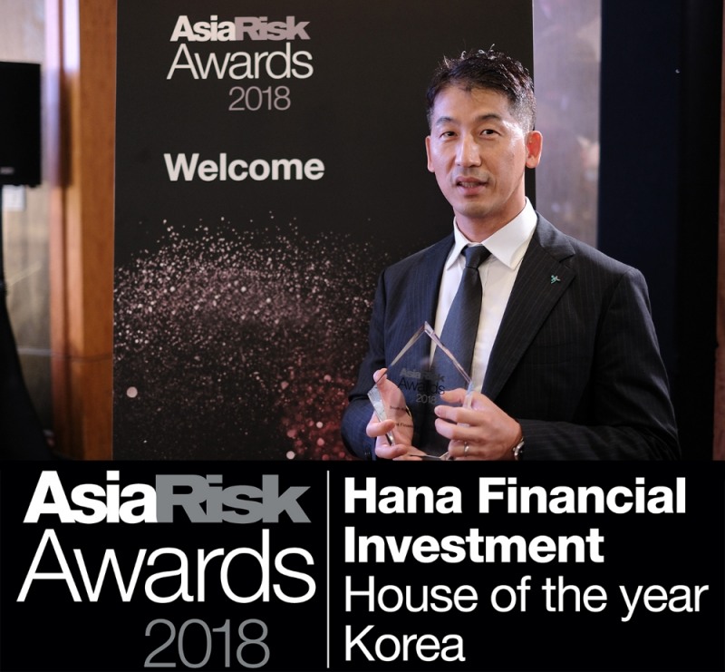 우승엽 하나금융투자 주식본부장이 수상한 트로피를 들고 포즈를 취하고 있다. 사진=하나금융투자