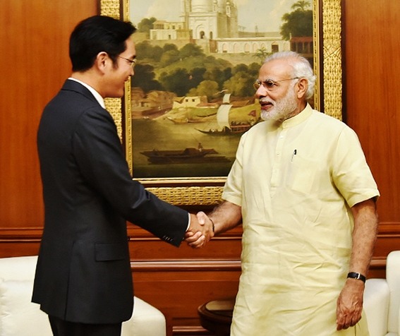 ▲ 9월 15일(현지시간) 이재용 삼성전자 부회장(왼쪽)이 인도 뉴델리에서 나렌드라 모디(Narendra Modi) 총리와 만나 사업협력 방안에 대해 의견을 나누고 있다.