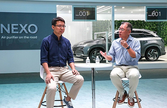 ▲ 2018년 06월 13일(현지시각) 중국 상하이 ‘CES 아시아 2018(CES ASIA 2018)’에서 정의선(왼쪽) 현대자동차그룹 수석 부회장과 자오용 딥글린트 CEO가 현대자동차-딥글린트 기술 협력 파트너십에 대해 발표를 하고 있다.