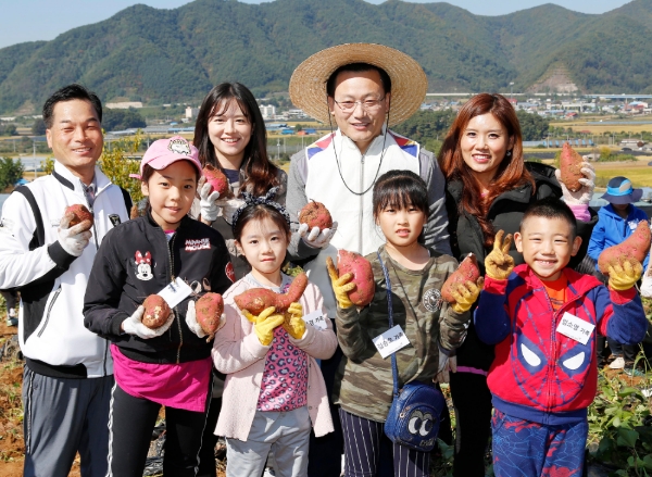 아시아나항공은 13일 강원도 홍천군 화촌면 외삼포2리 산초울 마을에서 1사 1촌 활동을 펼쳤다. 사진=아시아나항공.
