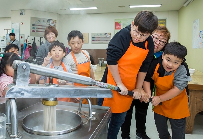 13~14일 효성 임직원 가족과 장애 아동 청소년 가족들이 춘천 막국수 체험박물관에서 직접 막국수를 만들어 시식하는 시간을 가졌다. 출처 : 효성.