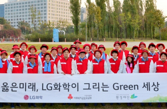 15일 서울 영등포구 여의도 밤섬의 환경 정화 활동에 나선 LG화학 임직원들이 기념사진을 찍고 있다. 사진=LG화학.