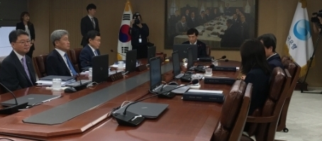 사진= 이주열 총재와 금통위원들, 금통위 회의 전 모습