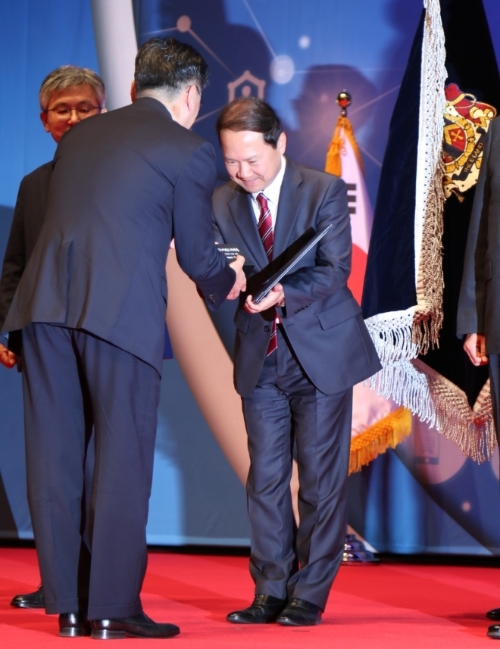 16일 서울 삼성동 코엑스에서 열린 '제42회 국가생산성대회'에서 김연배 이랜드리테일 대표가 정승일 산업자원통상부 차관으로부터 대통령표창을 받는 모습. /사진제공=이랜드리테일