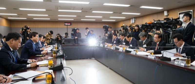 최종구 금융위원장(사진 왼쪽 가운데)은 17일 오전 서울 종로구 정부서울청사 금융위원회에서 동산금융 활성화를 위한 은행장 간담회를 진행했다. / 사진= 금융위원회