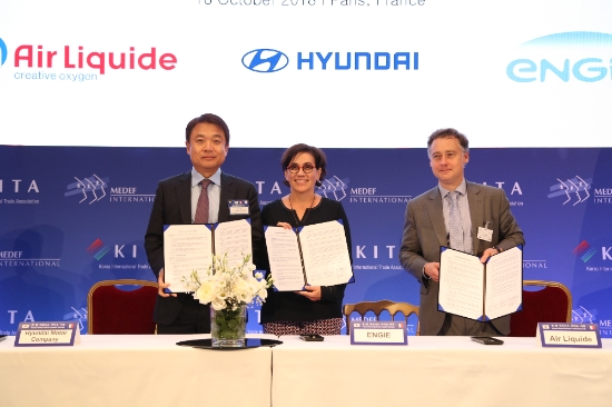 현대차가 16일(현지시간) 프랑스 더 웨스틴 파리 방돔 호텔에서 프랑스 산업용 가스회사 에어리퀴드, 다국적 에너지기업 엔지와 수소전기차 및 수소충전소 보급 확대를 위한 양해각서(MOU)를 체결했다. 왼쪽부터 정진행 현대차 사장, 엔지 수소사업부문장 미셸 아잘베르트사장, 에어리퀴드 수소사업부문장 피에르-에틴 프랑크 사장. 사진=현대자동차.