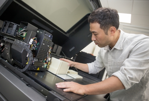 △삼성전자-서울대 공동연구소에 위치한 C랩 팩토리에서 과제원들이 3D 프린터를 활용해 테스트 제품을 만들고 있다