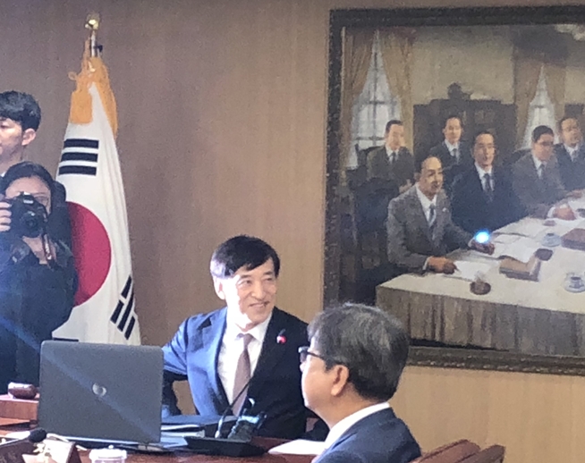 사진=한아란 기자, 금통위 시작전 이주열 총재와 조동철 금통위원의 모습