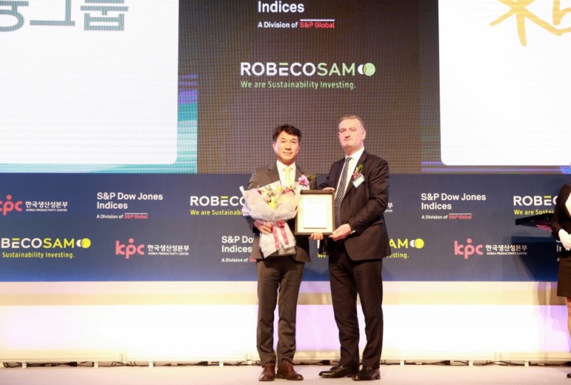 KB금융그룹은 17일 서울 하얏트 호텔에서 열린 ‘2018 다우존스 지속가능경영지수 국제 컨퍼런스’에서 3년연속 DJSI World 지수 편입 및 2년 연속 국내 은행산업 최우수(1위) 기업으로 선정됐다. 왼쪽부터 KB금융지주 홍보/브랜드 총괄 성채현 상무, S&P 다우존스인덱스 ETP 글로벌 본부장 존 데이비스. / 사진= KB금융